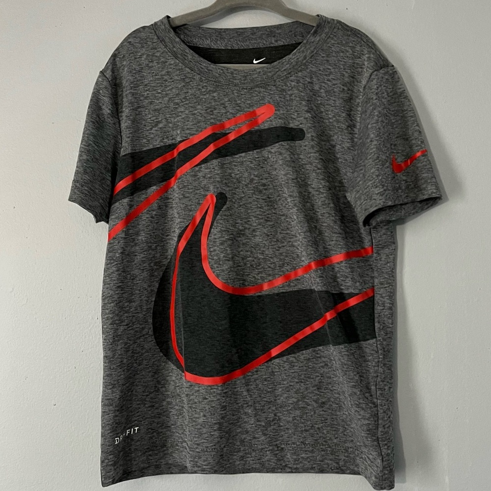 Nike boys grey t-shirt size 7
